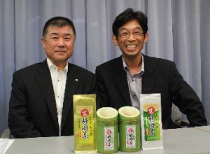 Hitoshi Mizoshita, head of JA Oigawa’s tea industry center (left), and EBISTRADE President Ryoji Terai show the green tea products developed for the Russian market at the Shizuoka prefectural office.