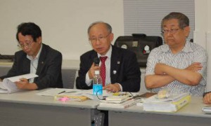 Kenji Utsunomiya (center) who heads the organization of anti-TPP lawyers speaks at a press conference held in the Bar Association Building in Tokyo on Monday, July 29.