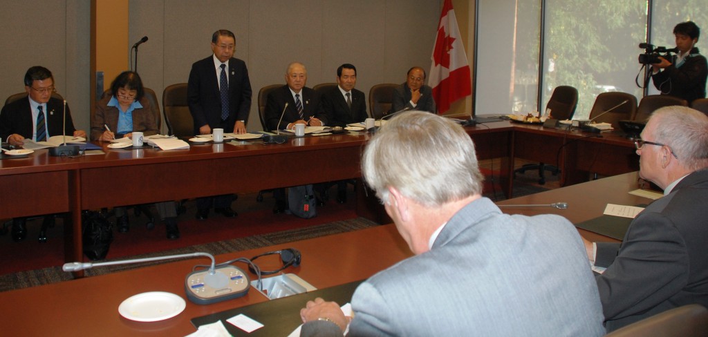 The JA-Zenchu delegation headed by Vice President Toshiaki Tobita holds a meeting with Ron Bonnett, President of the Canadian Federation of Agriculture, and other officials in Ottawa, Canada, on Monday, Sept. 16.