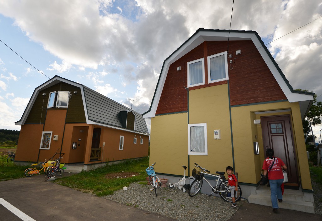 Cowshed-shaped houses in Kuromatsunaicho, Hokkaido, contribute to inviting young families to move to the area.