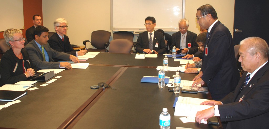 The JA-Zenchu delegation, headed by Vice President Toshiaki Tobita, exchanges opinions with officials of the Canadian government’s Department of Agriculture and Agri-Food on Tuesday, September 17, in Ottawa. 