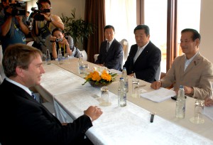 Malcolm Bailey (left), chairman of the Dairy Companies Association of New Zealand, speaks with Kimiya Nishikawa, head of the Liberal Democratic Party’s committee on TPP affairs in Bali on Monday, October 7.