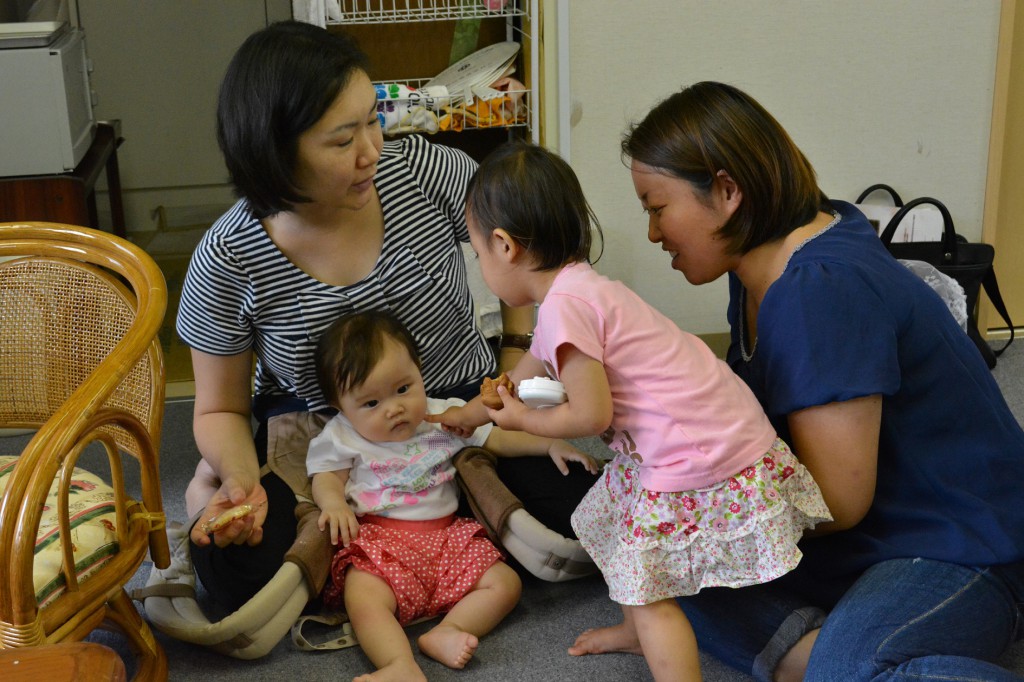 Hiromi Ishizawa (left) speaks with a mother about child rearing in Nakano, Tokyo. 