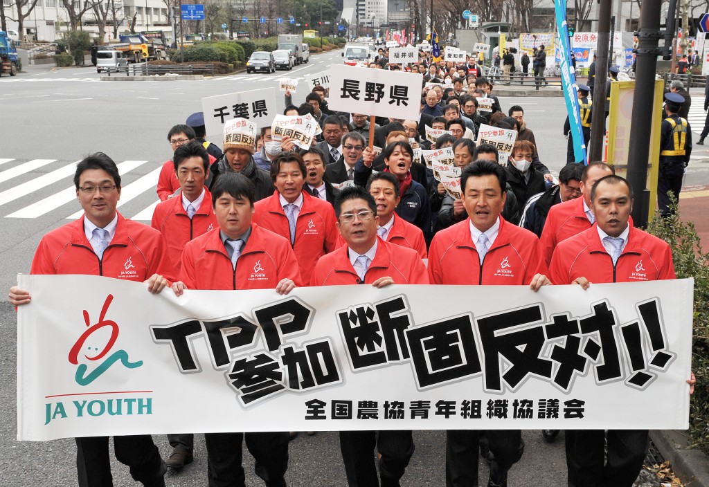 Young farmers nationwide gather to rally against TPP in Tokyo on Thursday, Feb. 13. 