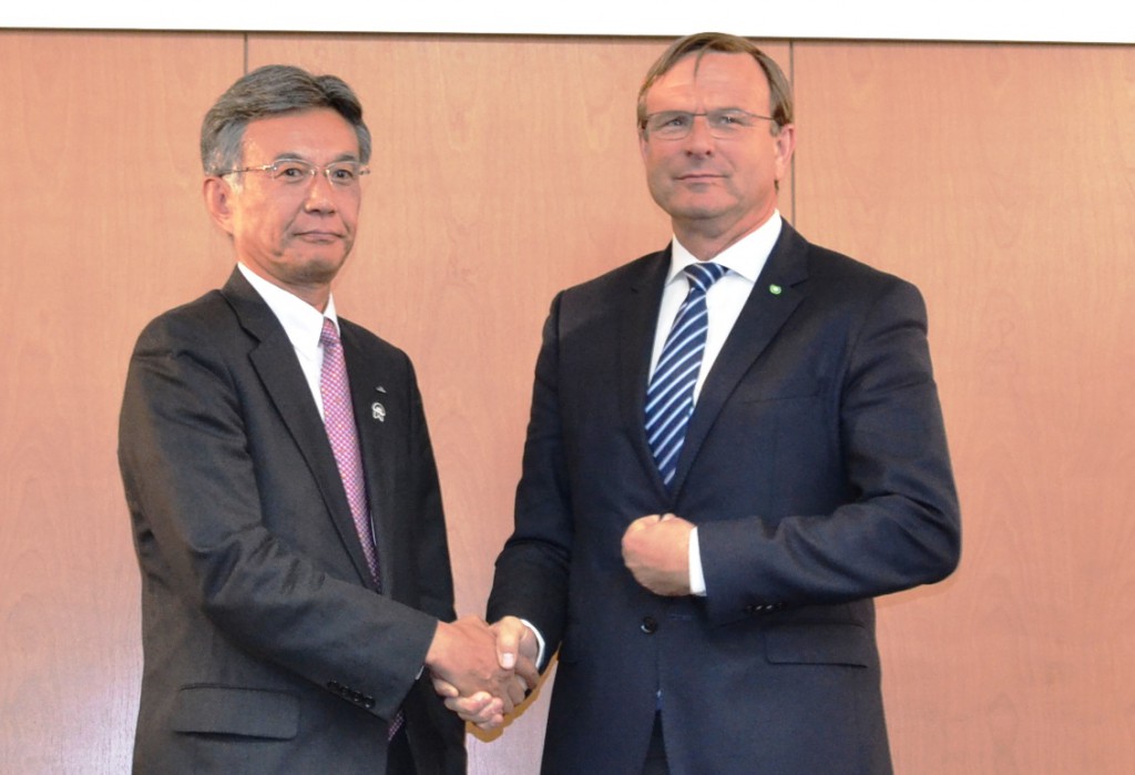 JA Zen-Noh Executive Director Shuji Yamazaki (left) shakes hands with INCOTEC CEO Douwe Zijp at a press conference in Tokyo on Thursday, March 27.