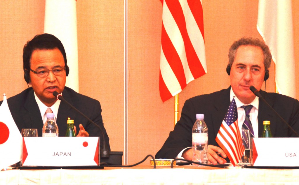 Minister Akira Amari (left) and U.S. Trade Representative Michael Froman holding a joint news conference of the TPP talks in Singapore