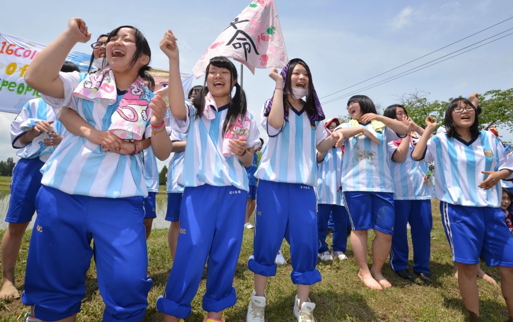 Students of Iwate Prefectural Mizusawa Agricultural High School cheering for their friends in the rice field, adding another highlight to the competition.