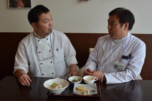 Takao Namiki (right), head of Chiba University Hospital’s Oriental medicine department, talks about healthy eating with Sakae Okabe, chef of the restaurant in the hospital. 