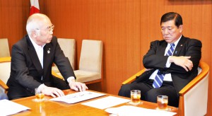 JA-Zenchu President Akira Banzai (left) explains the JA group’s self-reform plan to LDP Secretary-General Shigeru Ishiba on Monday, June 2, in Tokyo.