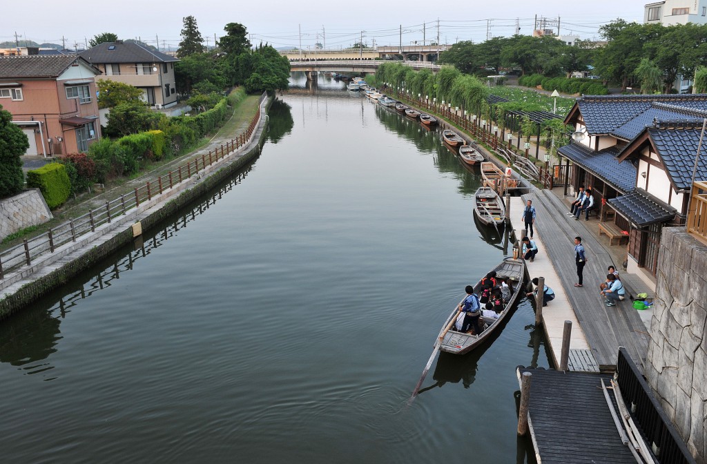 Riverside of Itako, which once prospered as trade and shipping hub. Nostalgic tours on small wooden boats are offered here as tourist attractions.
