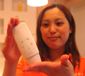 A JA Umajimura staff shows Umaji UV Cream Fusegu, a sun protective moisturizing cream developed and produced in Umaji, Kochi Prefecture.