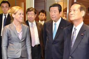 Nishikawa(right) and others with Cargill vice president Boughner (left) (July 14, Washington)