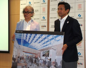 Japan’s Commissioner General Kato (right) and Japan Pavilion Producer Toshiki Kiriyama holding an image of the event space of the Japan Pavilion (Aug. 7 at Japan External Trade Organization in Akasaka, Tokyo） 