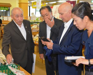 Bancel (second from right), a member of the board of International Co-operative Alliance, receives explanation from JA Sawaisesaki head Hideyuki Kojima (left) at a farmer’s store in Isesaki, Gunma Prefecture, on Tuesday, Sept. 2.
