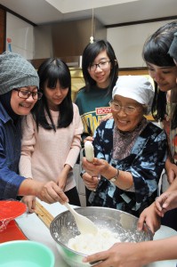 Keiko Takahashi showing how to cook Kiritampo to students her grand-children’s age.