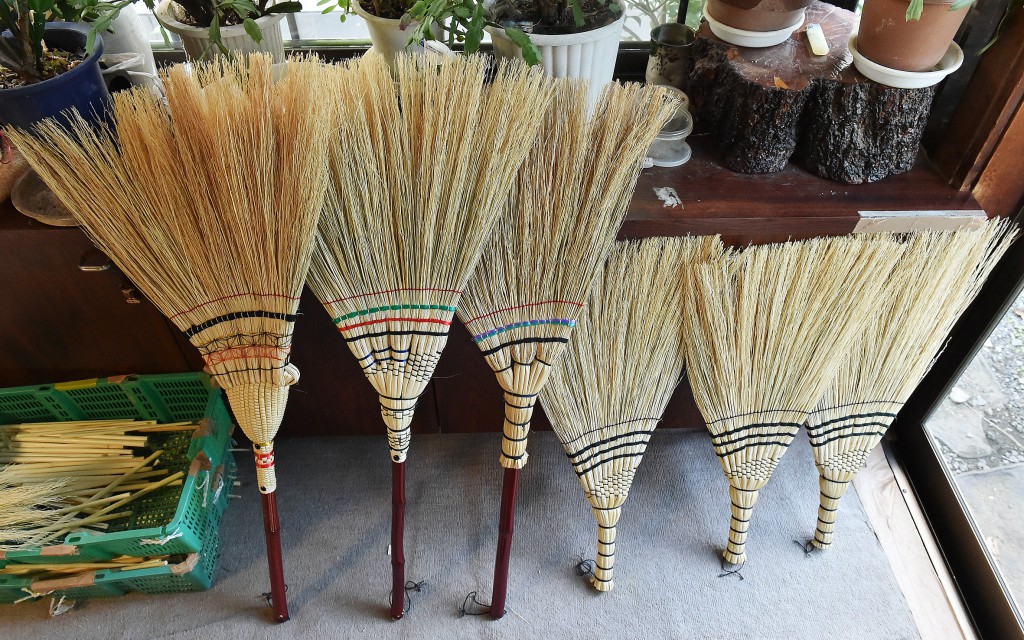 Araki still receives many orders for zashiki brooms from all over Japan.