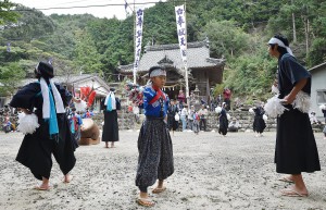 Children demonstrating ritual dancing in Hage Tenmangu Shrine. All villagers have important roles to play in festival.  