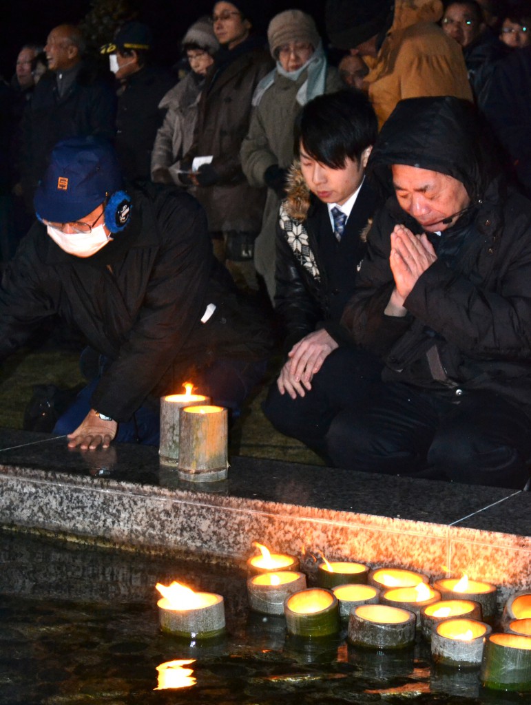 Families praying for victims at early-morning ceremony held at exact time of earthquake (on January 17, 2015, in Awaji-shi, Hyogo Prefecture) 