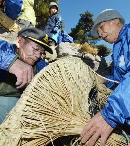 Villagers making mouth using Shimenawa Shinto ropes. Dosojin’s face is different every year as it’s made all by hand