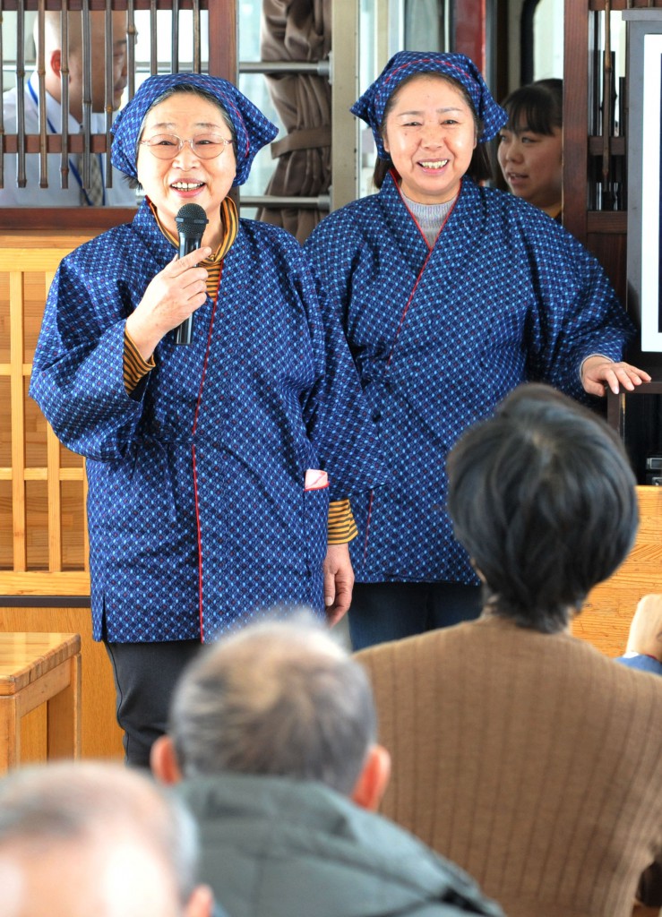 Keiko Fujii (left) giving friendly welcome to passengers soon after train left Kakunodate Station, warming up her guests 