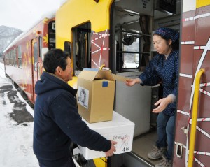 Meals are delivered during short stop at each station. At Ugo-Nagatoro Station, train received seasoned rice.