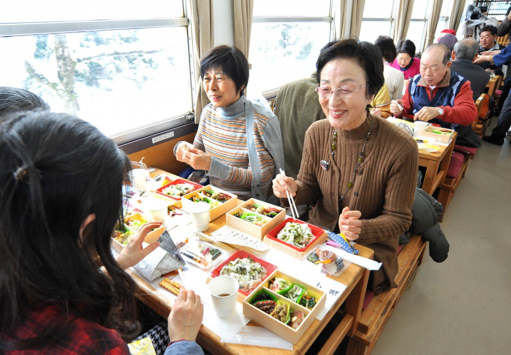 Lunch boxes filled with Akita delicacies all hand-made by local mothers. Passengers often have trouble choosing which to start with. 