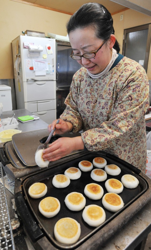 Fujimi Kadowaki preparing Oyaki, baked rice cakes, to be just in time for train arrival.