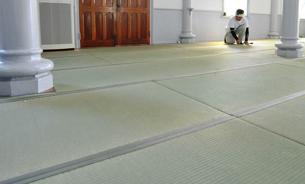 New green Tatami mats were set in the church very carefully by craftsmen themselves