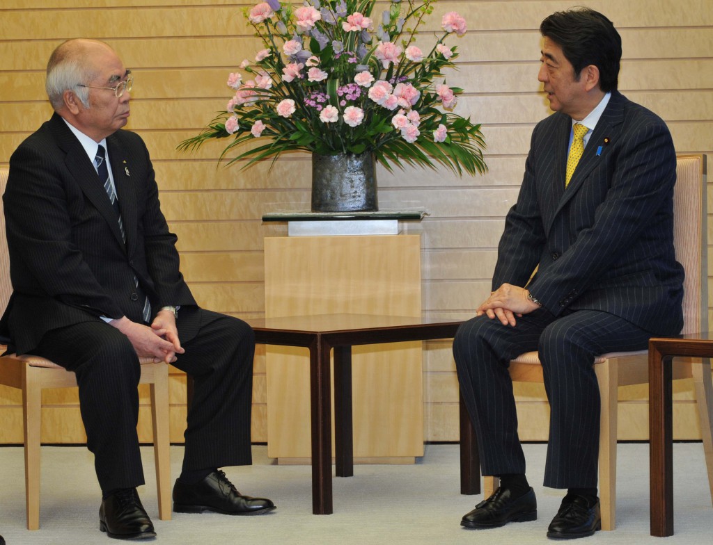 Akira Banzai (left), president of the Central Union of Agricultural Co-operatives (JA-Zenchu), speaks with Prime Minister Shinzo Abe at the prime minister’s office in Tokyo on Tuesday, April 7.
