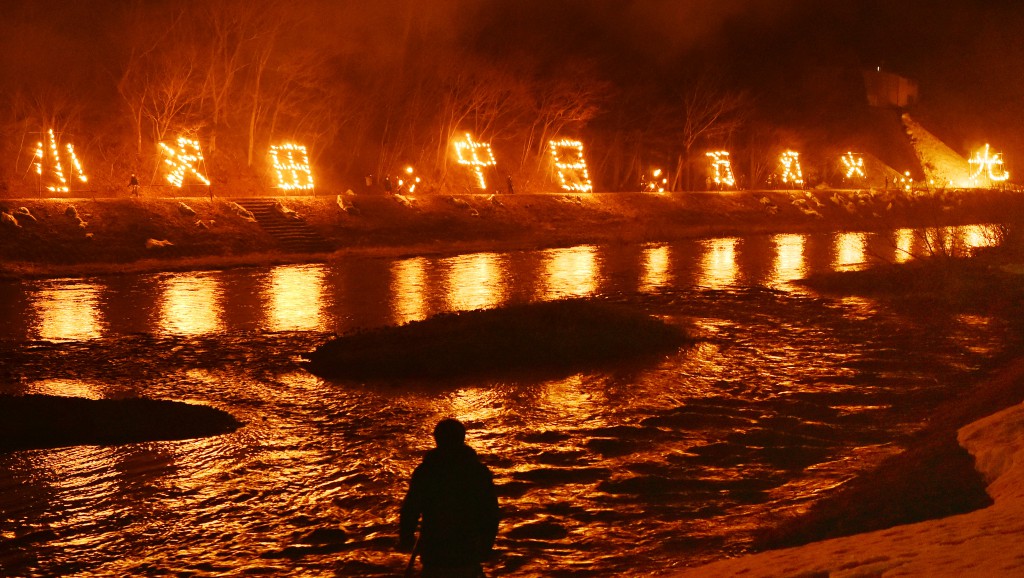 Matobi bonfires turning Koani River red in Kosawada community (in Kamikoani Village, Akita Prefecture)