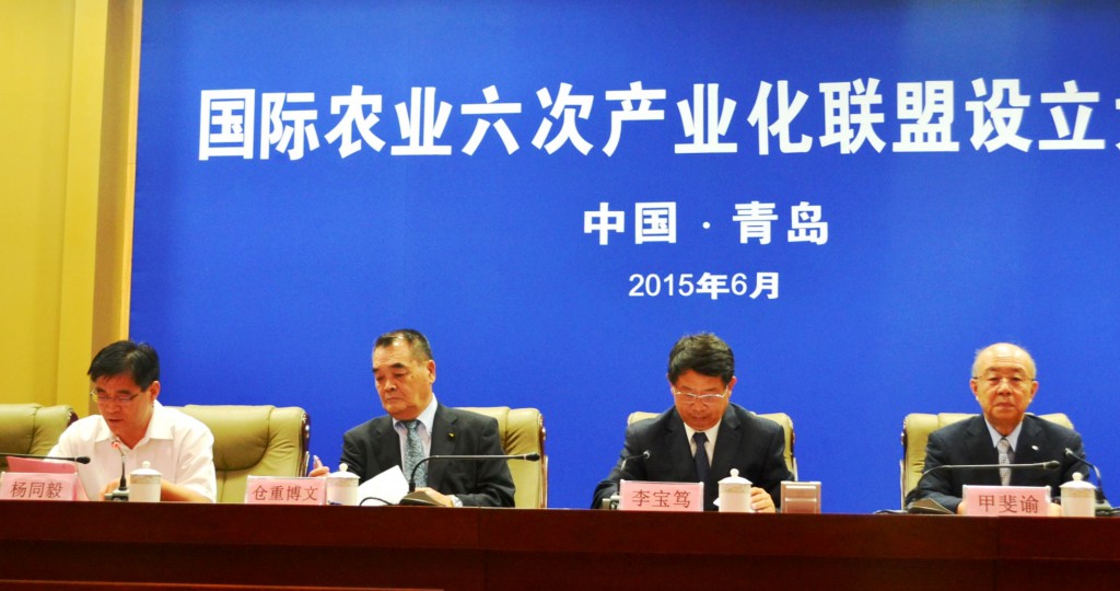 Hirofumi Kurashige (second from left), head of the Japanese agricultural co-op group’s Fukuoka prefectural union, discusses agricultural co-ops reform with Chinese scholars at Qingdao Agricultural University on Tuesday, June 2.