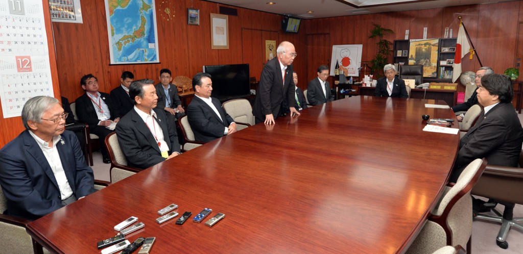 Akira Banzai (center), president of the Central Union of Agricultural Co-operatives (JA-Zenchu), and other executives of the JA group meet with farm minister Yoshimasa Hayashi in Tokyo on Monday, July 27