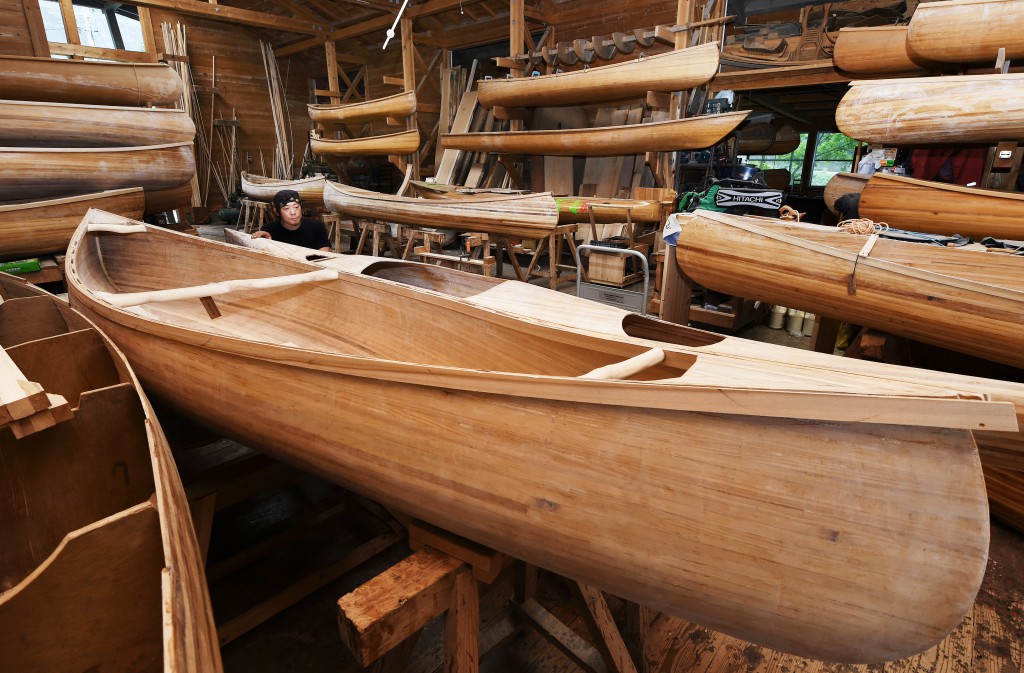 Studio makes canoes and kayaks out of locally-grown timbers. The ships are light and easy to handle (in Hanno-shi, Saitama Prefecture)