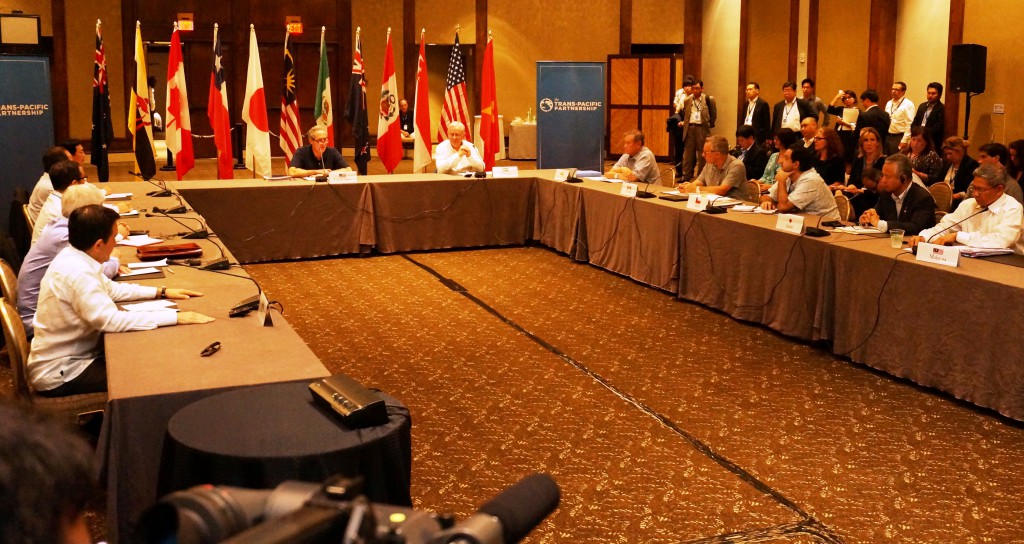Ministers from 12 countries, including Akira Amari (right), hold a meeting under the Trans-Pacific Partnership free-trade scheme in Hawaii on Tuesday, July 28.