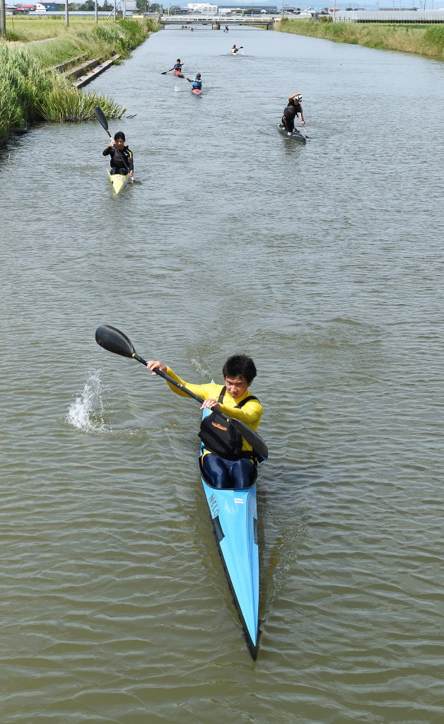 Students practicing in agricultural water channel (in Kurume-shi, Fukuoka Prefecture)