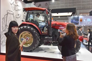 Yanmers’ latest tractor drew attentions of young female visitors at Tokyo Motor Show 2015. (in Koto-ku, Tokyo) 
