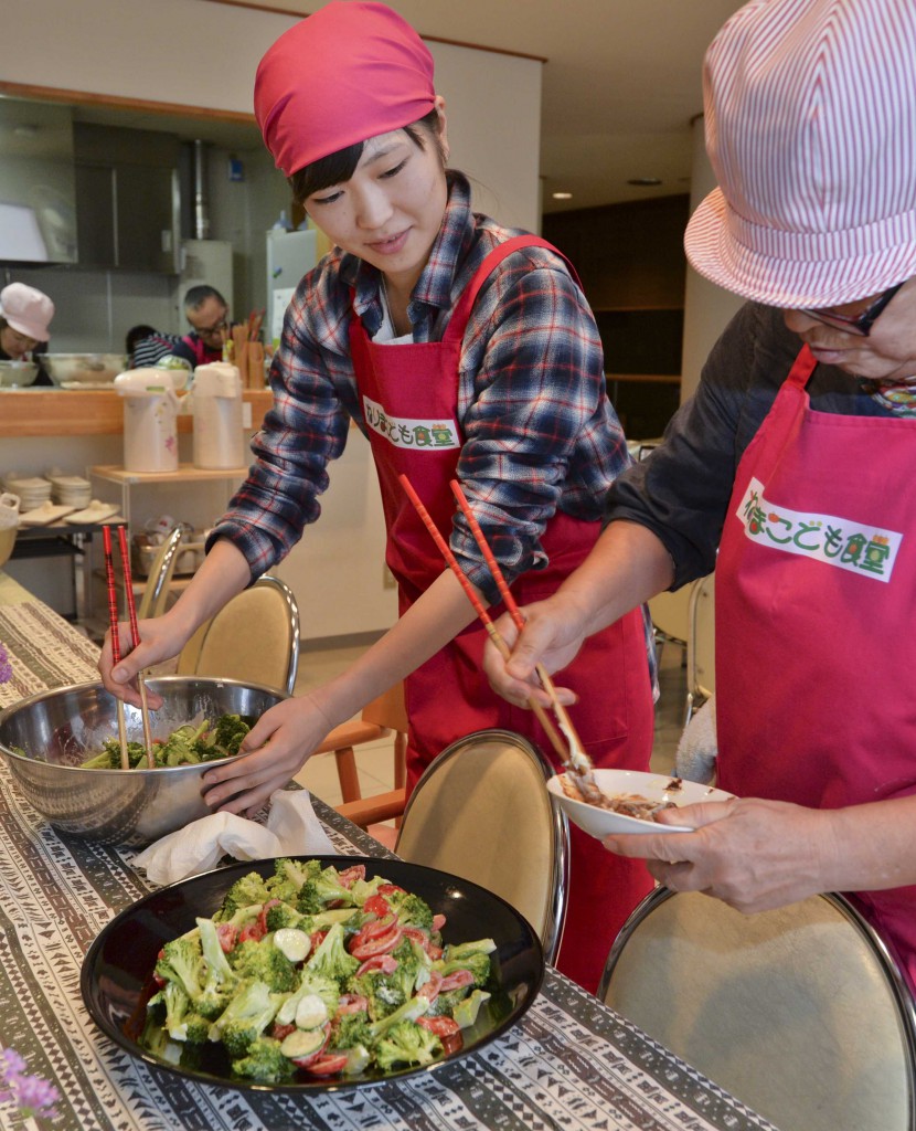Food at Nerima Kodomo Shokudo is cooked by volunteers including nearby homemakers and colleges students